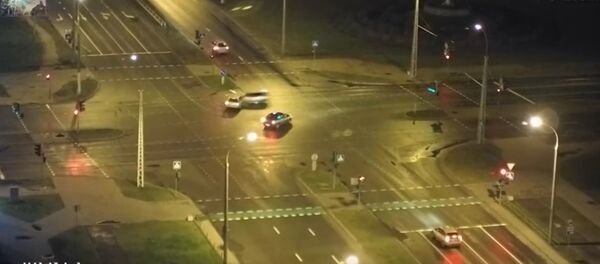 Кадры ДТЗ у Брэсце: Audi на вялікай хуткасці ўрэзалася ў VW і слуп Кадры ДТЗ у Брэсце: Audi на вялікай хуткасці ўрэзалася ў VW і слуп - Sputnik Беларусь