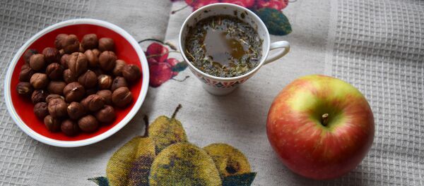 Яблоки, орехи, чай - завтрак во время поста - Sputnik Беларусь