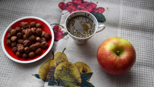 Яблоки, орехи, чай - завтрак во время поста - Sputnik Беларусь