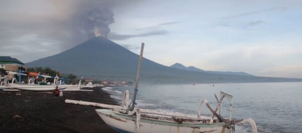 Вулкан Агунг на Бали выбросил столб дыма и пепла - Sputnik Беларусь