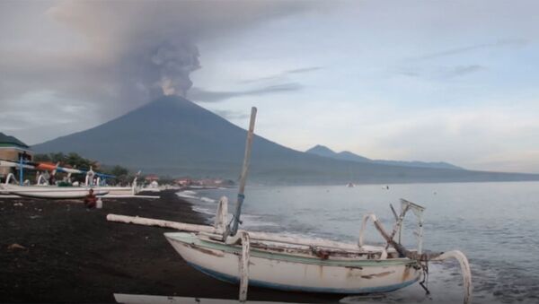 Вулкан Агунг на Бали выбросил столб дыма и пепла - Sputnik Беларусь