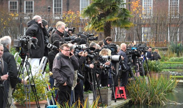 Фотосессия пары, на которой влюбленные держатся за руки, прошла в присутствии огромного количества репортеров - Sputnik Беларусь
