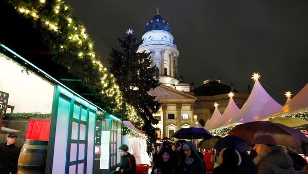 Люди на Рождественском рынке в Берлине - Sputnik Беларусь