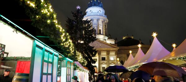 Люди на Рождественском рынке в Берлине - Sputnik Беларусь