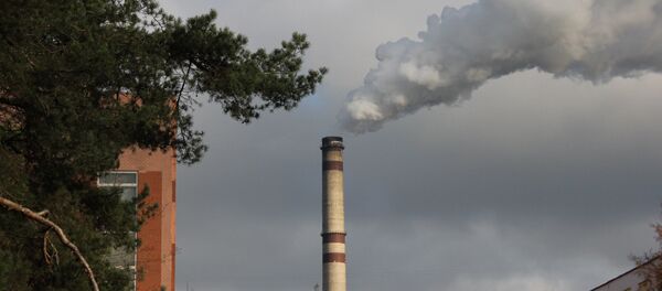 Городские власти уверяют, что год от года количество вредных выбросов в атмосферу сокращается - Sputnik Беларусь