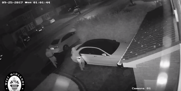 Угон за минуту автомобиля Мерседес в Великобритании - Sputnik Беларусь