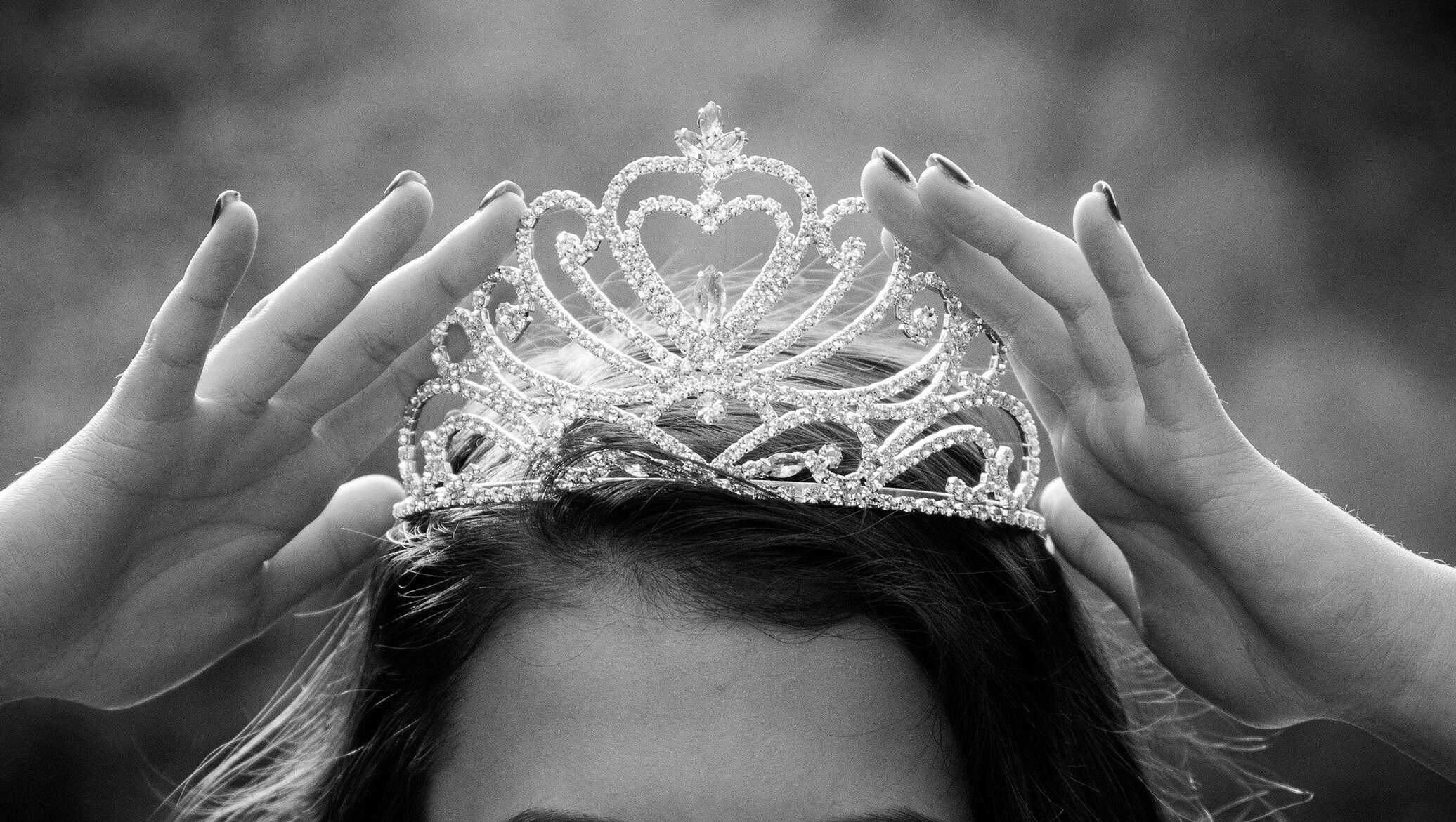 Как потратить короны. Корона Мисс Королева. Девушка в короне. Корона на голове. Красивые королевы с коронами.