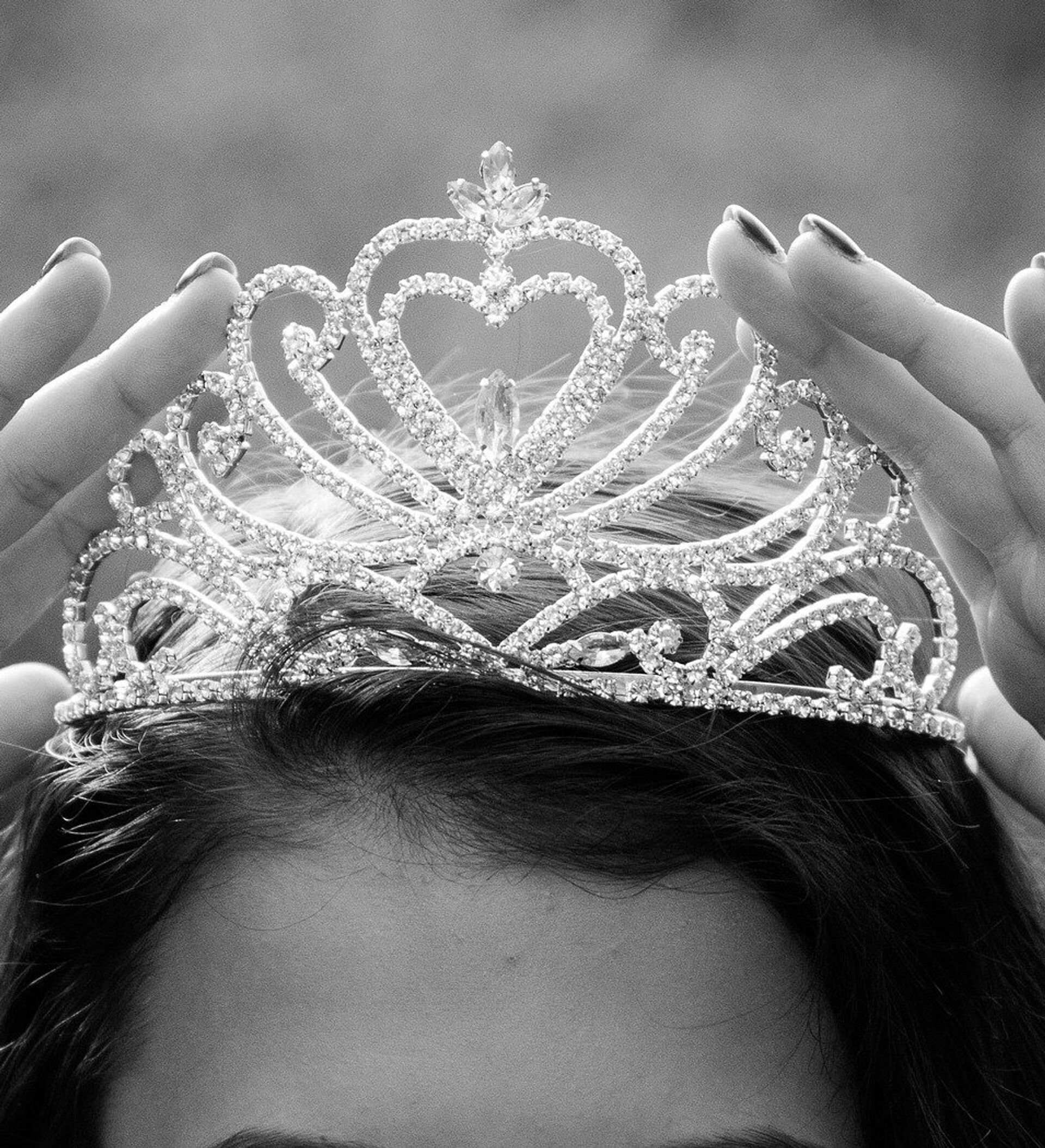 Корона принцесса. Корона королевы красоты. Надела корону. Надевают корону на голову.