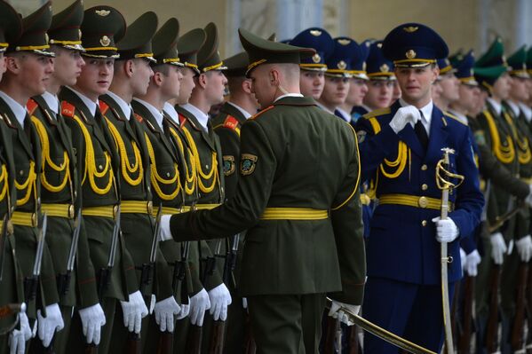 Рота почетного караула в ожидании прибытия президентов - Sputnik Беларусь