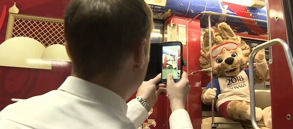 В московском метро появился поезд, посвященный истории ЧМ по футболу - Sputnik Беларусь