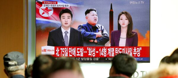 Корейцы наблюдают за трансляцией пуска ракеты Корейцы наблюдают за трансляцией пуска ракеты - Sputnik Беларусь