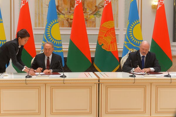 Лукашенко и Назарбаев подписали Дорожную карту до 2026 года - Sputnik Беларусь