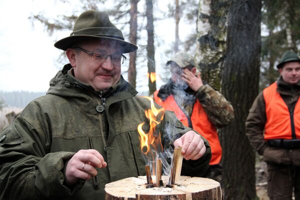Идею использования костров-свечей белорусские лесохозяйственники подсмотрели у канадских лесорубов - Sputnik Беларусь