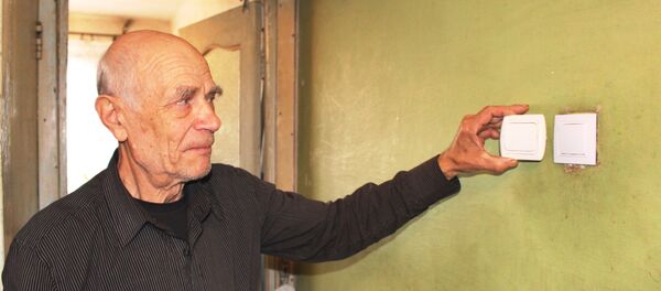 Евгений Лаврентьевич показал, что в коридоре заменили почти новый выключатель - Sputnik Беларусь