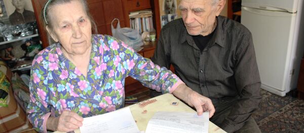 Теперь у пенсионеров на руках договор на сумму 282 рубля за ремонт розеток - Sputnik Беларусь