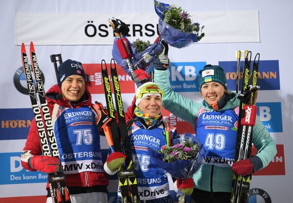 Призеры индивидуальной гонки среди женщин на первом этапе Кубка мира сезона 2017/18 (слева направо): Сюннёве Сулемдаль (Норвегия) - второе место, Надежда Скардино (Беларусь) - первое место, Юлия Джима (Украина) - третье место - Sputnik Беларусь