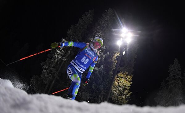 Надежда Скардино (Беларусь) на дистанции индивидуальной гонки на первом этапе Кубка мира по биатлону сезона 2017/18 - Sputnik Беларусь