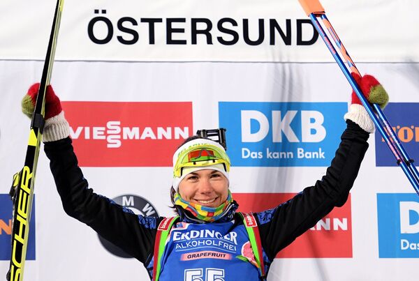 Надежда Скардино (Беларусь), занявшая первое место в индивидуальной гонке среди женщин на первом этапе Кубка мира по биатлону сезона 2017/18 - Sputnik Беларусь