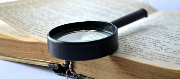 Лупа и старинная книга, архивное фото - Sputnik Беларусь