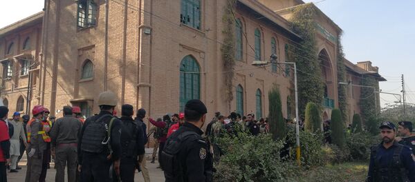 Полиция и спасатели рядом с сельскохозяйственным университетом в Пешаваре - Sputnik Беларусь