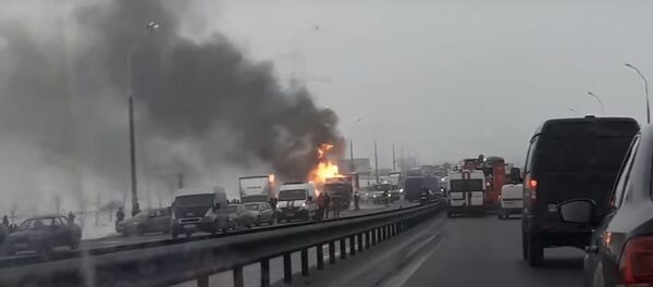 Пожар в результате ДТП на МКАД 30 ноября, видео - Sputnik Беларусь