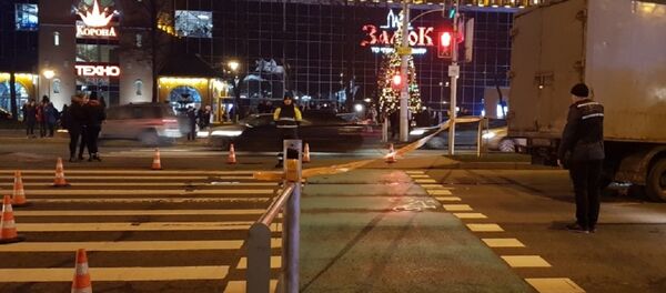 Грузовик сбил пешеходов у ТЦ на проспекте Победителей в Минске - Sputnik Беларусь