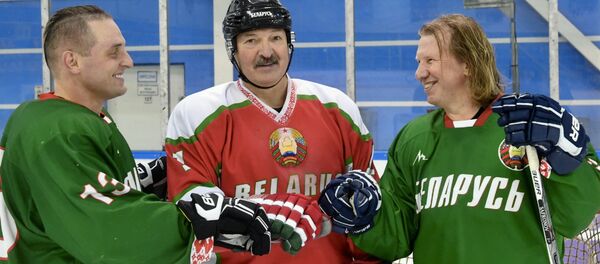 Дрессировщик Аскольд Запашный, президент Беларуси Александр Лукашенко и композитор Виктор Дробыш - Sputnik Беларусь