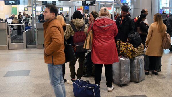 Пассажиры в аэропорту Домодедово, архивное фото - Sputnik Беларусь