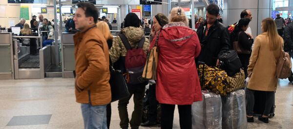 Пасажыры ў аэрапорце Дамадзедава, архіўнае фота Пасажыры ў аэрапорце Дамадзедава, архіўнае фота - Sputnik Беларусь