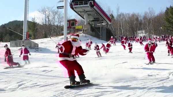 Массовый лыжный забег Санта-Клаусов в США - Sputnik Беларусь