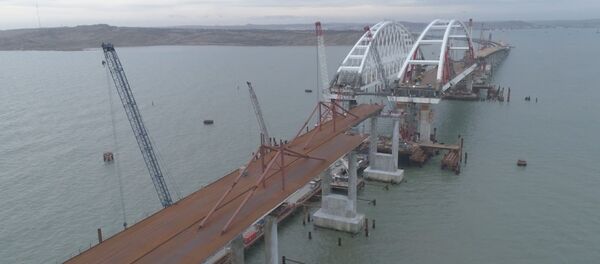 На мосту в Крым закончили установку автодорожных опор - Sputnik Беларусь