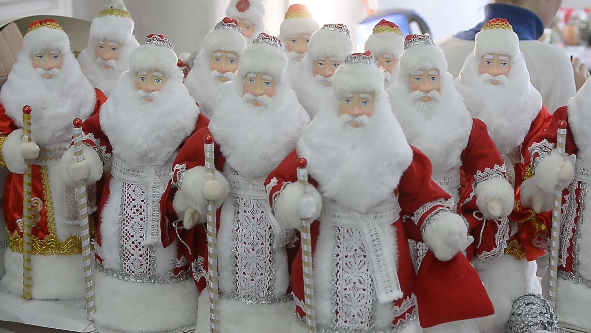 Кистью по стеклу: как делают белорусские елочные игрушки - 09.12.2017 ...