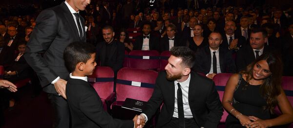 Сын Криштиану Роналду жмет руку Лионелю Месси - Sputnik Беларусь