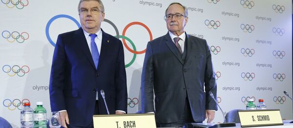 Президент МОК Томас Бах и руководитель комиссии Самуэл Шмид (справа) - Sputnik Беларусь