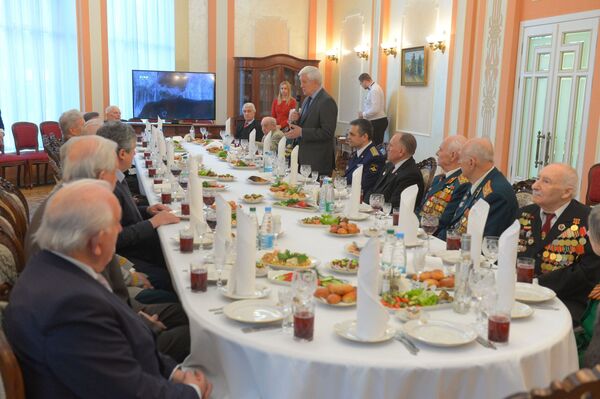 Чрезвычайный и Полномочный посол РФ в РБ Александр Суриков поздравляет ветеранов - Sputnik Беларусь