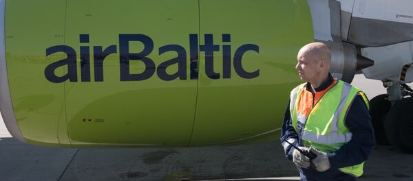 Сотрудник аэропорта возле самолета AirBaltic, архивное фото - Sputnik Беларусь