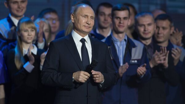 Президент РФ Владимир Путин во время встречи с работниками Горьковского автомобильного завода - Sputnik Беларусь