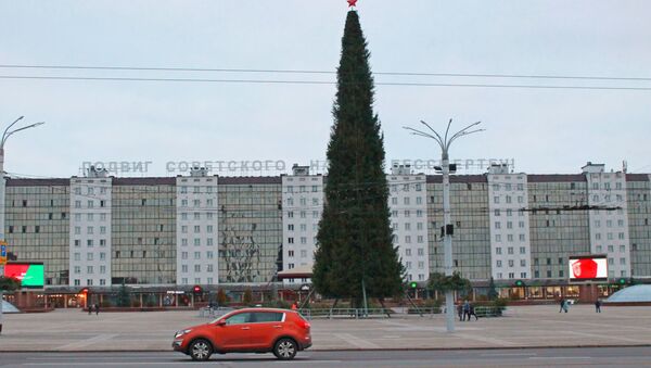 Елку на площади Победы в Витебске уже собрали - Sputnik Беларусь