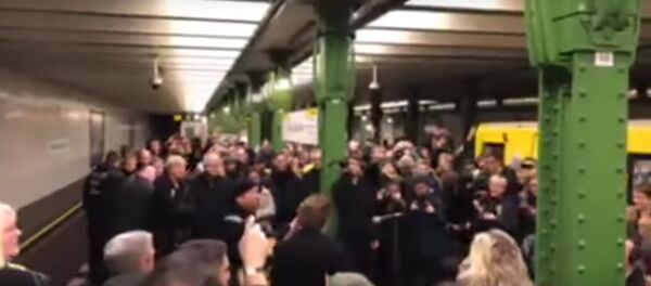 U2 устроили концерт за чаевые на одноименной ветке берлинского метро - Sputnik Беларусь