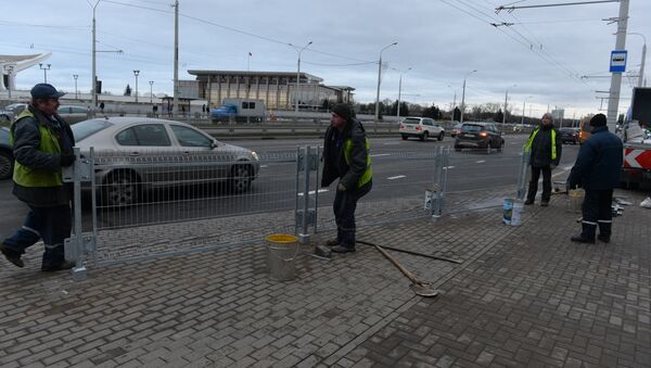 Установка ограждений на месте пешеходного перехода - Sputnik Беларусь