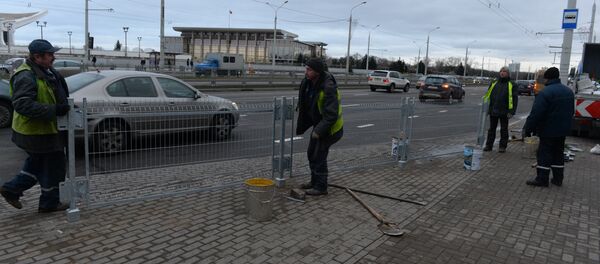 Установка ограждений на месте пешеходного перехода - Sputnik Беларусь