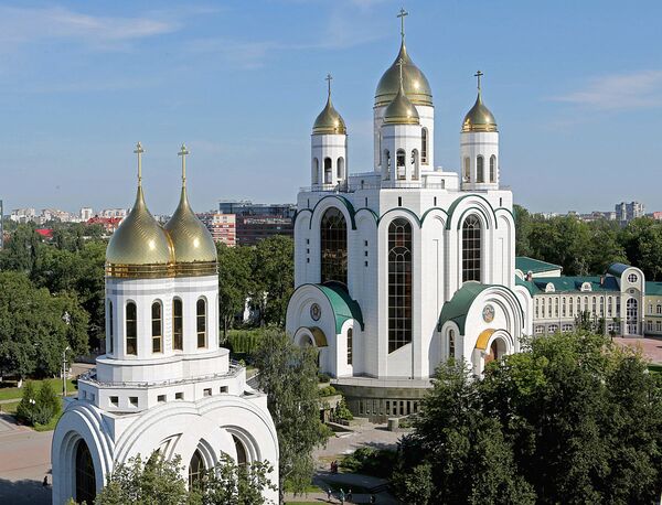 Собор Христа Спасителя (на заднем плане) и Церковь Петра и Февронии - Sputnik Беларусь