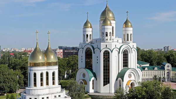 Собор Христа Спасителя (на заднем плане) и Церковь Петра и Февронии  - Sputnik Беларусь