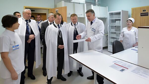 Председатель правительства РФ Дмитрий Медведев во время посещения РНПЦ радиационной медицины в Гомеле - Sputnik Беларусь