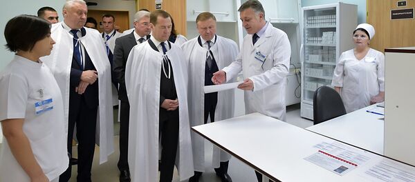 Председатель правительства РФ Дмитрий Медведев во время посещения РНПЦ радиационной медицины в Гомеле - Sputnik Беларусь