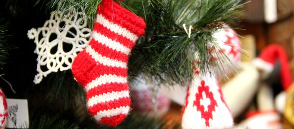 Вязаные украшения очень уютно смотрятся на елочке - Sputnik Беларусь