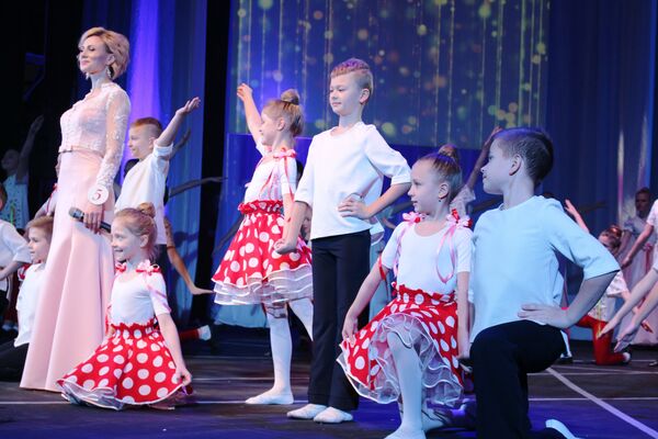 В этом году на сцену выходило очень много детей. Так участницы показывали, как ценят семью. - Sputnik Беларусь
