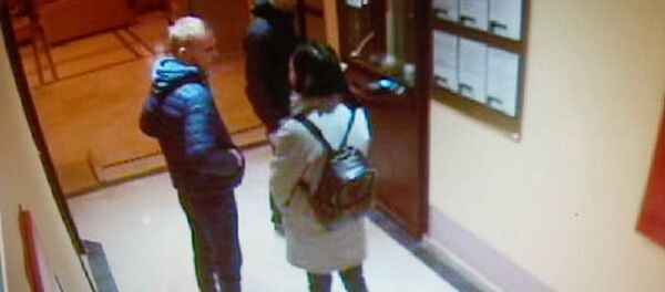 Молодые люди, которым кассир выдала лишние деньги Молодые люди, которым кассир выдала лишние деньги - Sputnik Беларусь