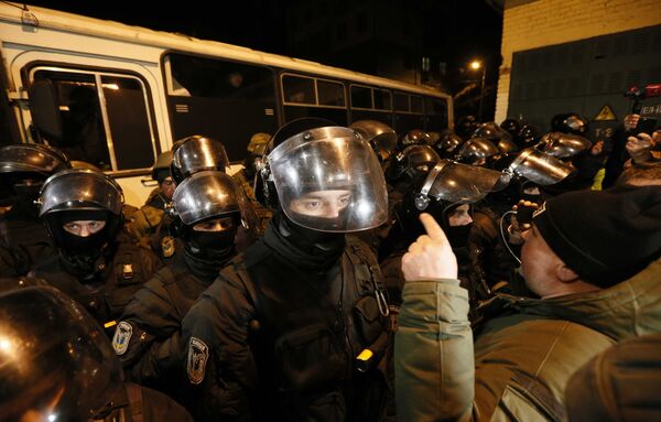 Правоохранители и сторонники Саакашвили около изолятора, в котором находится задержанный - Sputnik Беларусь