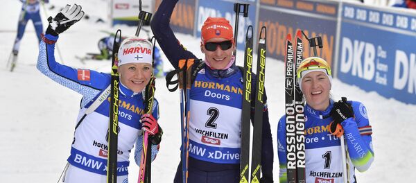 Дарья Домрачева (справа) на пьедестале в Хохфильцене - Sputnik Беларусь